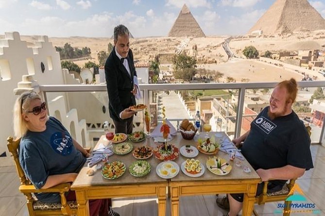 4-Hours Private Dinner at Great Pyramid Inn With Pyramids View - A rooftop dinner with the pyramids in view