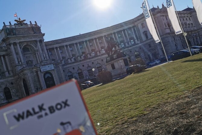 A box for a romantic walk in the city center of Vienna - Imperial surroundings at Burggarten