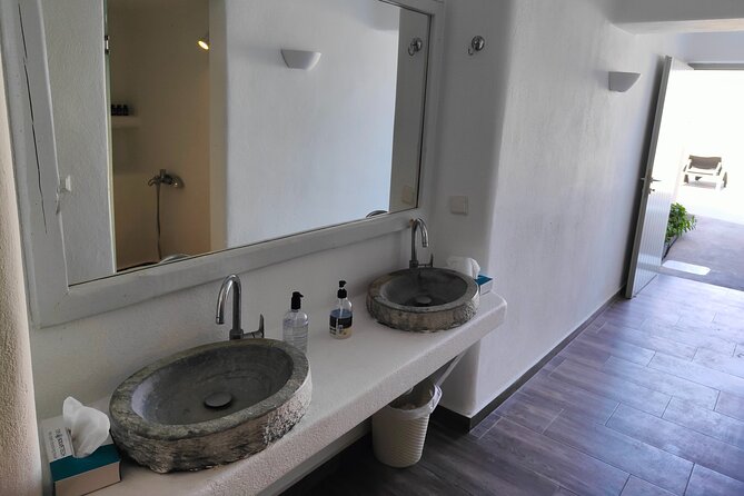 Akrotiri: Couples Massage & Pool Day Access - The candlelit treatment room