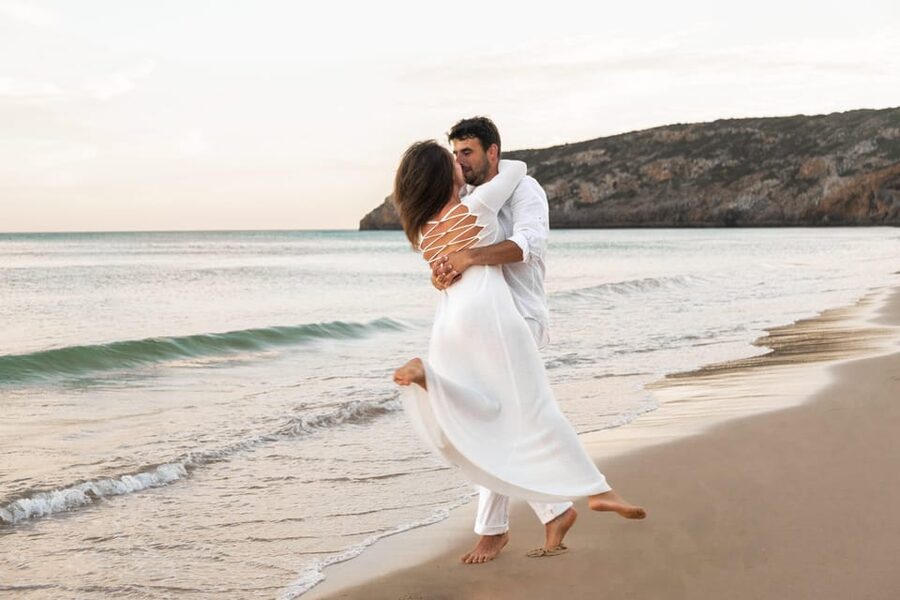 Algarve: 1 hour Couple & Family Photoshoot - Choosing between beach and cliff settings