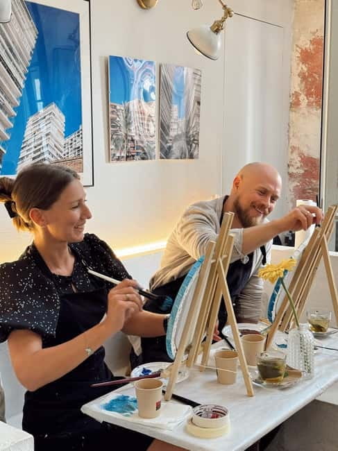 Alicante: Private Art Experience for Couples – Paint & Sip - Is This the Right Date for You?