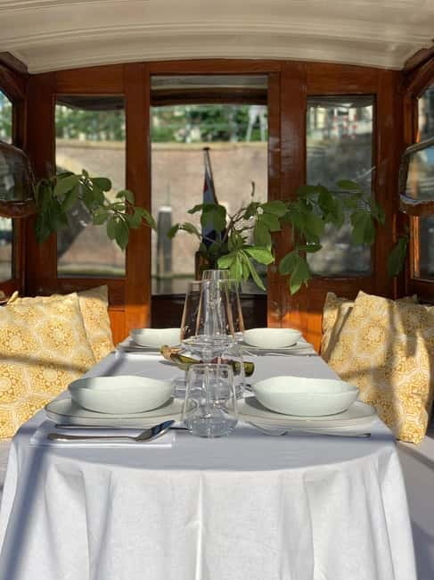 Amsterdam: Private Dinner Cruise (4pers) with Guide - A dinner served from a local Amsterdam restaurant