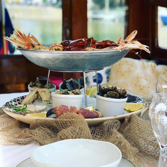 Amsterdam: Private Dinner Cruise (4pers) with Guide - What the private format changes