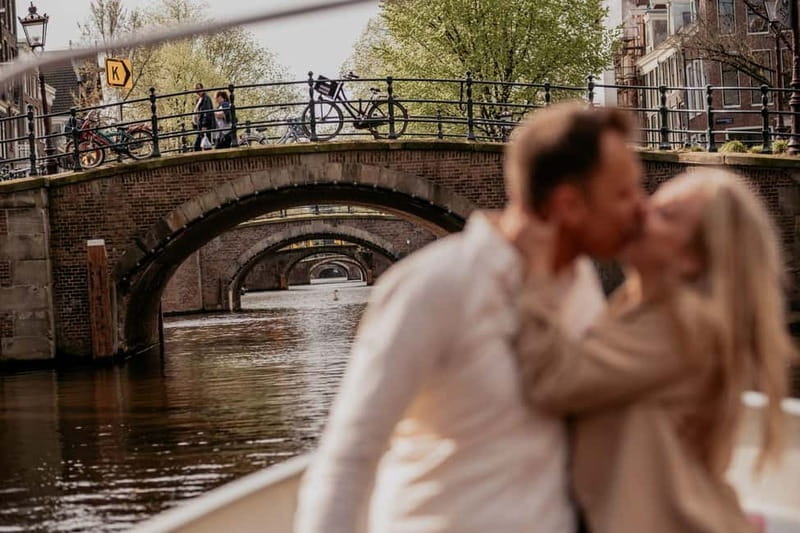 Amsterdam: Private Romantic Canal Cruise w. Prosecco/Snacks - Key details before you book