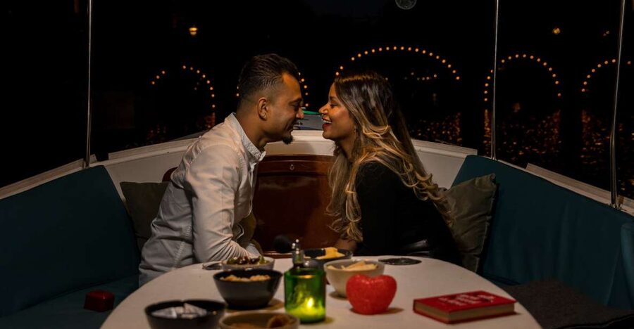 Amsterdam: Private Romantic Evening Boat Tour with Prosecco - What the captain and storyteller add