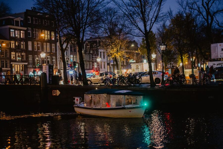 Amsterdam: Private Romantic Evening Boat Tour with Prosecco - Lijnbaansgracht and Prinsengracht