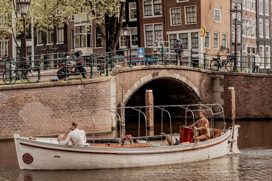 Amsterdam: Private Romantic Evening Boat Tour with Prosecco - The Amstel and Magere Brug
