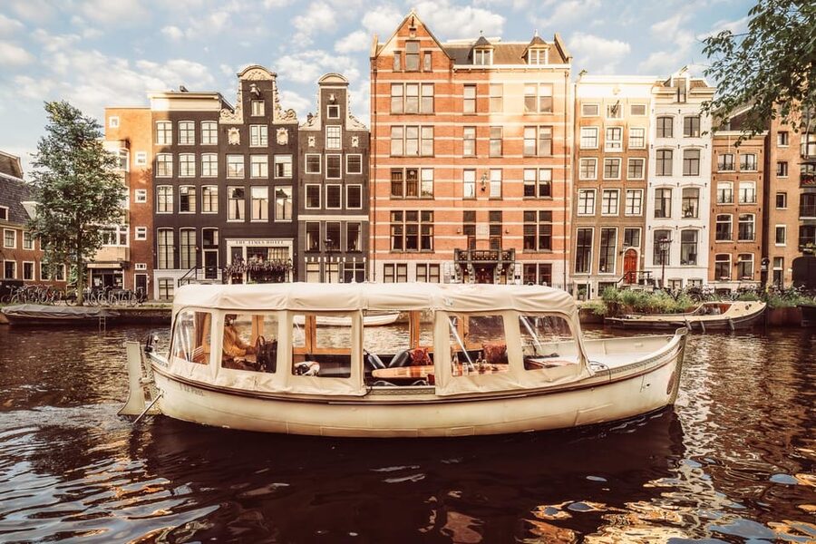 Amsterdam: Private Romantic Evening Boat Tour with Prosecco - Herengracht and the ride back