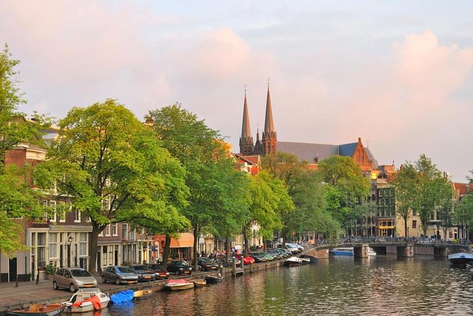 Amsterdam: Private Romantic Evening Canal Cruise + Bubbles/Snacks - A quiet start on the Amsterdam canals