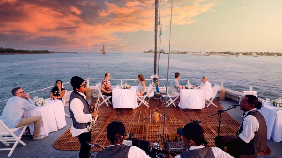 Bali/Benoa: 5-Course Romantic Evening Cruise With Live Music - What the service is like onboard