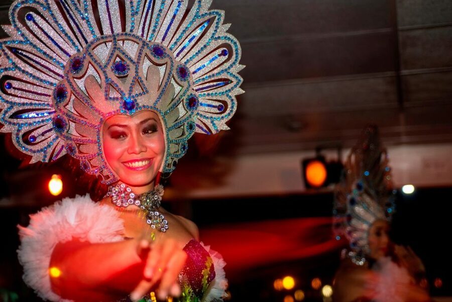 Bali/Benoa: Sunset Dinner Cruise with Show and Live Music - A cabaret show with a distinctly Bali flavor