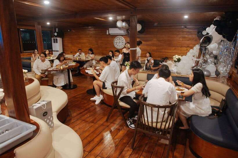 Bali Phinisi Cruise: Sunset Dinner with Live Music & Buffet - Who should book this cruise