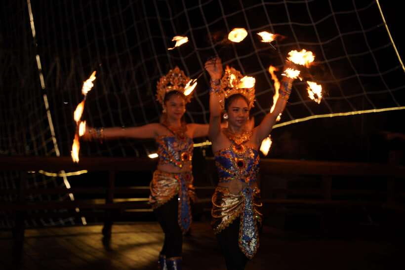 Bali Phinisi Cruise: Sunset Dinner with Live Music & Buffet - Live music, dancing, and games