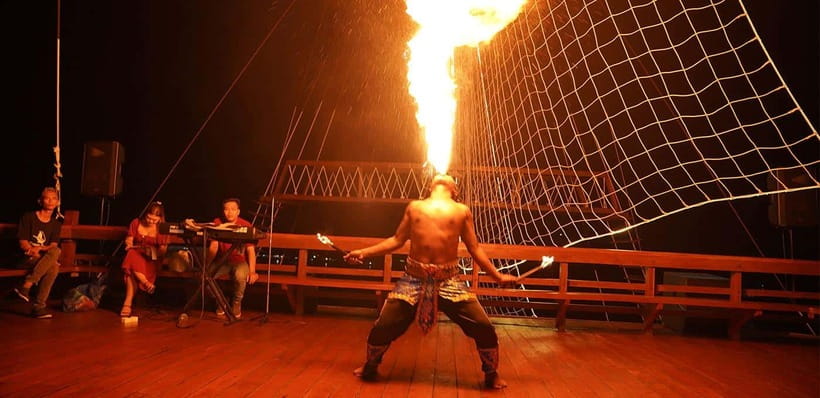 Bali Phinisi Cruise: Sunset Dinner with Live Music & Buffet - Group size, comfort, and the VVIP question
