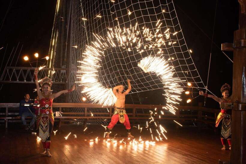 Bali Phinisi Cruise: Sunset Dinner with Live Music & Buffet - Reaching Benoa Harbor and getting aboard