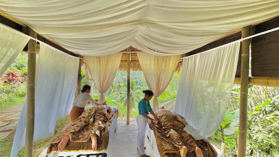 Bali:Traditional Wedding Photoshoot with the Rice Field View - How much value do you get for $61?