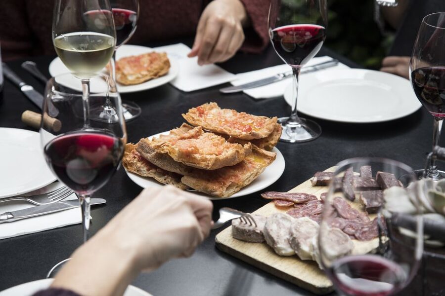 Barcelona Gourmet Food & Wine Tour with Local Expert - Why the guide can make or break the evening