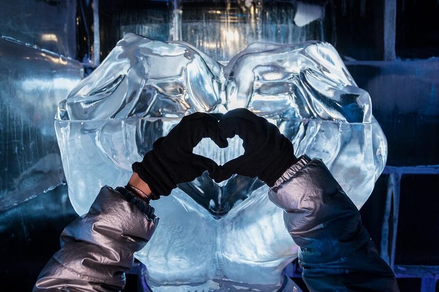 Barcelona: Ice Bar and Terrace Drinks Romantic Package - From frozen walls to a beach terrace