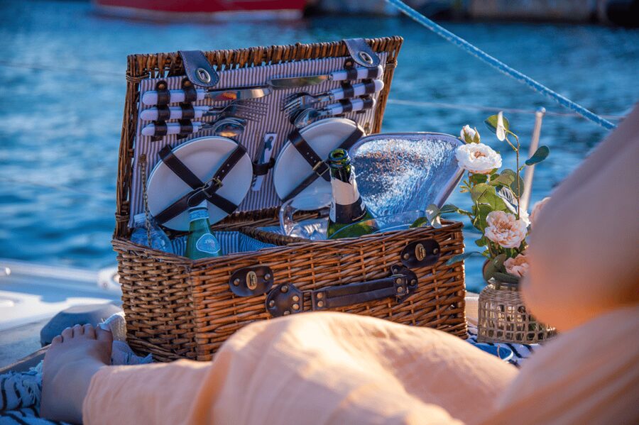 Barcelona: Private Romantic Sailing Tour with Drinks - Cava, Wine, and a Simple Picnic