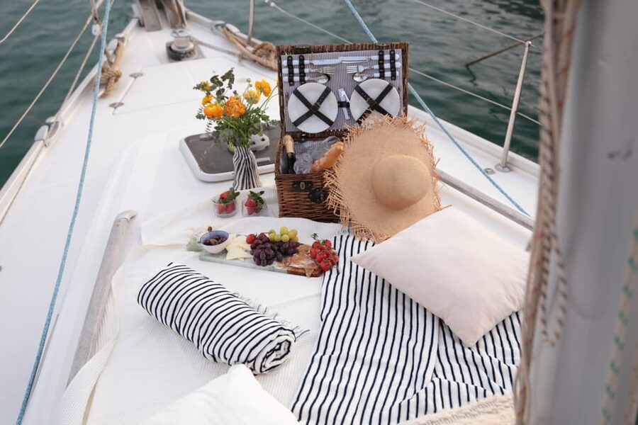 Barcelona: Private Romantic Sailing Tour with Drinks - Why the Private Format Matters
