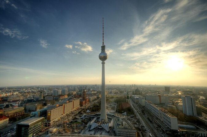 Berlin Capital 4-Course Sunset Dinner Cruise Including Drinks - A gentle evening on the Spree