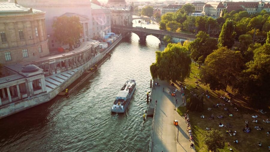 Berlin: Evening Boat Cruise – Romance & Moonlight - Berlin’s Landmarks From the Middle of the Spree