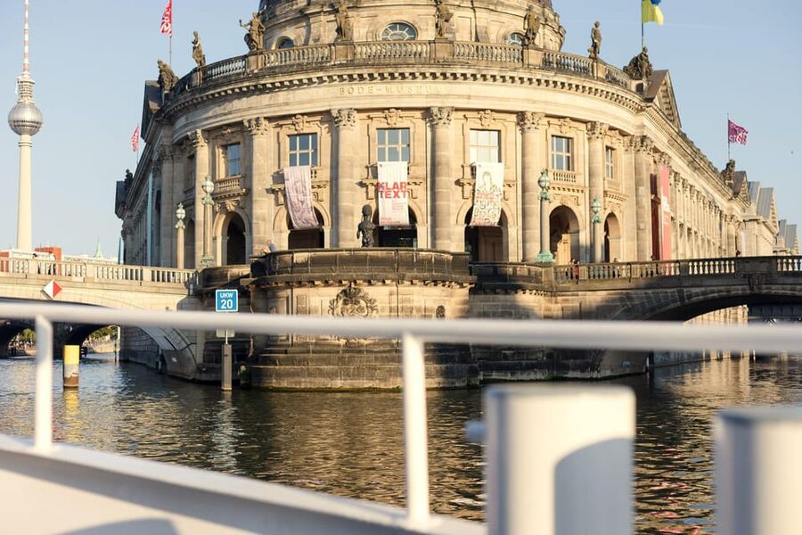 Berlin: Evening Boat Cruise – Romance & Moonlight - Nikolaiviertel and the Return to the Seminarschiff