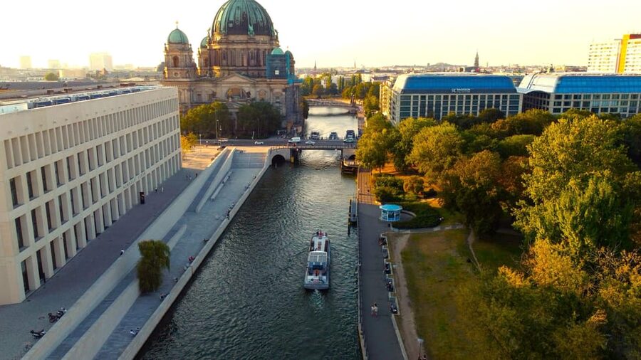Berlin: Evening Boat Cruise – Romance & Moonlight - The House of World Cultures and Government District