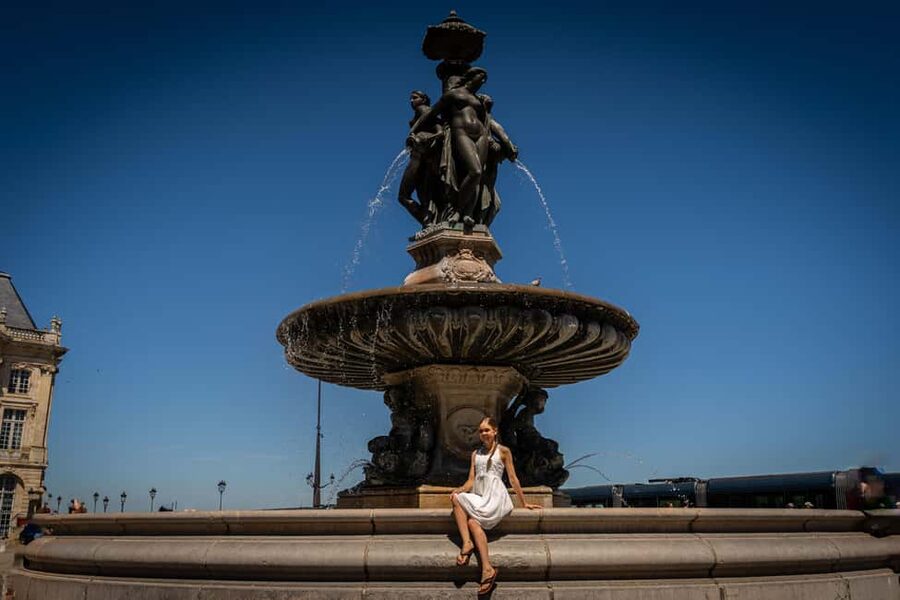 Bordeaux Photographer : Romantic or Family or Friends - Meeting beside Hermès and getting started
