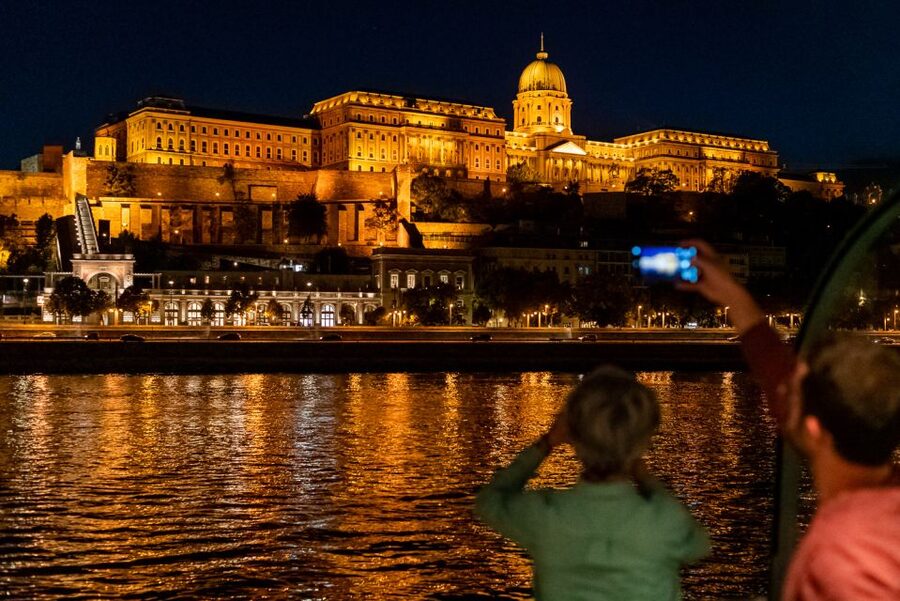 Budapest: Candlelit Dinner River Cruise with Live Music - Four courses with a choice at each stage
