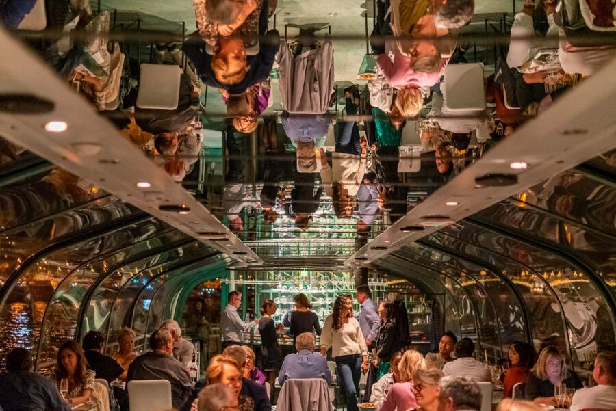 Budapest: Candlelit Dinner River Cruise with Live Music - Live music that supports the meal