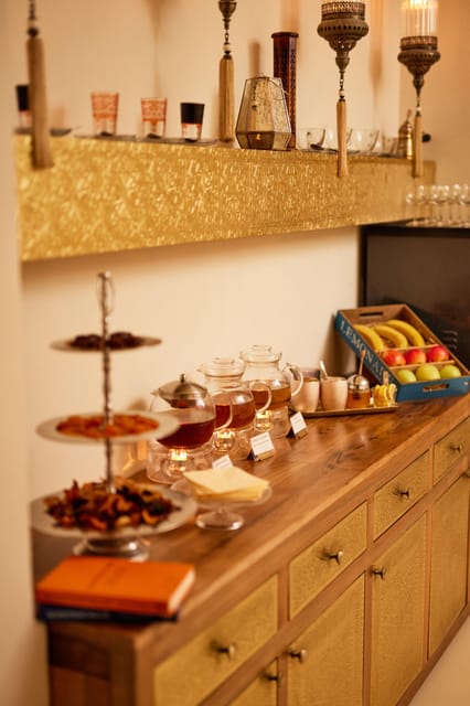 Budapest: Couple Holistic Swedish Massage with Jacuzzi Time - Tea, cocktails, fruit, and snacks onsite