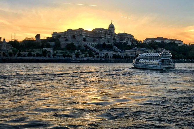 Budapest Danube River Candlelit Dinner Cruise with Live Music - Live music that supports the atmosphere
