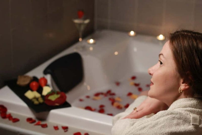 BUDAPEST, Day Spa : Couples Massage with Roses Bubble Bath - A three-hour Budapest escape built around time together