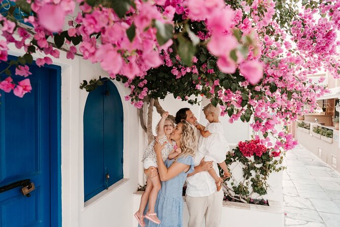 Couple and Family Photoshoot Experiece in Santorini - The photographer’s local advantage