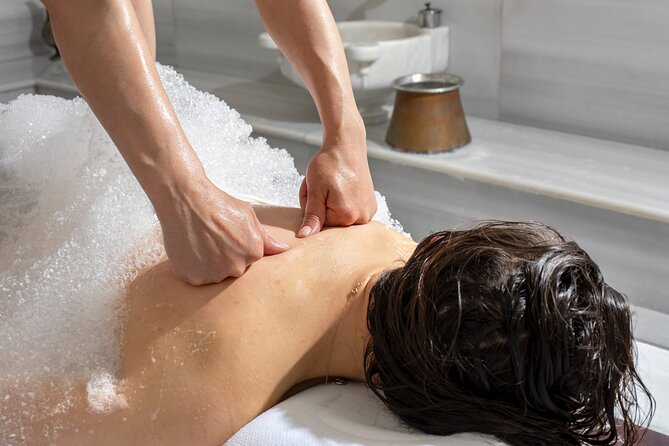 Çukurcuma Hamamı 1831 - Boutique Hammam for Couples - The opening ritual and the heated göbektaşı
