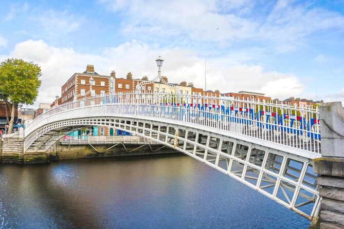 Cupid’s Trail: Romantic Puzzle Quest in Dublin - Temple Bar Pub and Dublin’s famous center