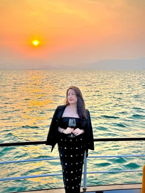 Da Nang: Experience a Magical Sunset Dinner Cruise in DN Bay - What dinner is likely to be like