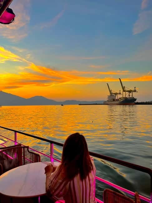 Da Nang: Experience a Magical Sunset Dinner Cruise in DN Bay - Music, dancing, and the evening program