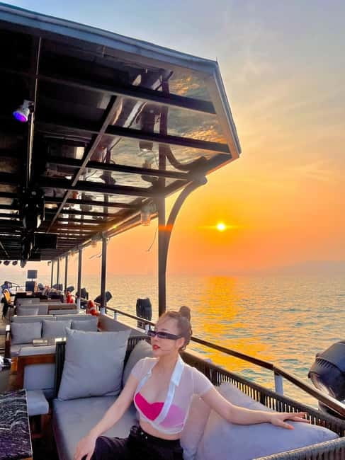 Da Nang: Experience a Magical Sunset Dinner Cruise in DN Bay - Views, photographs, and the city skyline