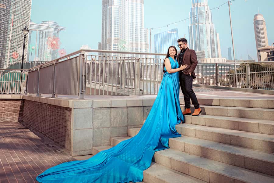 Dubai: Iconic Burj Khalifa Pre-Wedding Photoshoot - Timing, light, and clothing choices