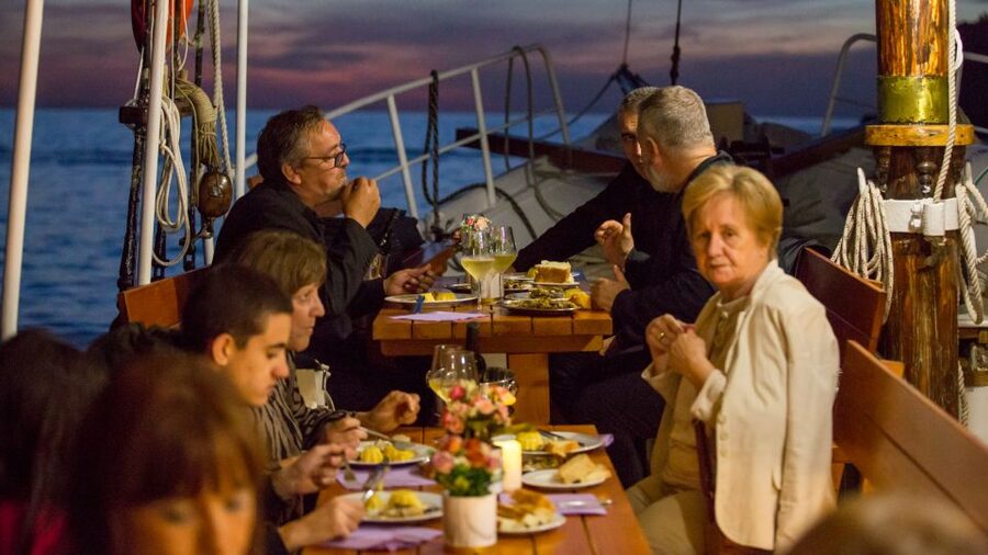 Dubrovnik: Sunset Dinner Cruise around the Old Town - Practical advice for a smoother evening