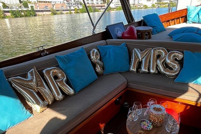 Exclusive private boat trip for couples in Heidelberg - Love Island and the modern Neckar