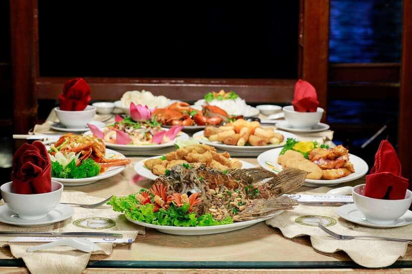 From Ho Chi Minh: Private Dinner Cruise on Saigon River Tour - Dinner choices and what to expect