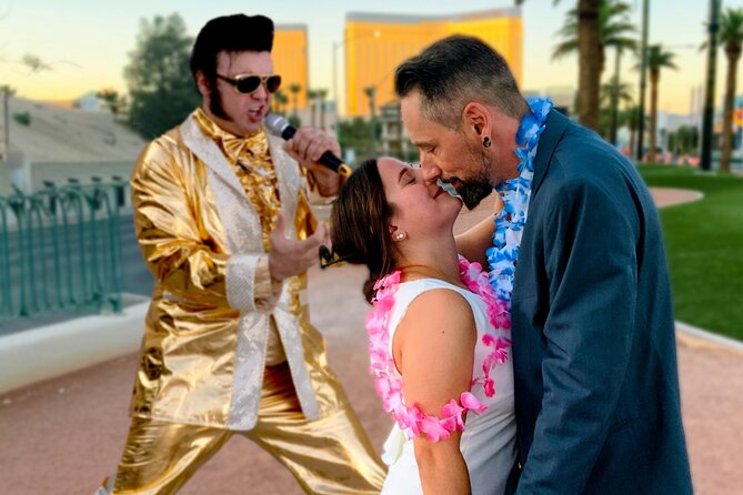 Gold Elvis Wedding or Vow Renewal at Las Vegas Sign - Meeting Gold Elvis at the Welcome sign