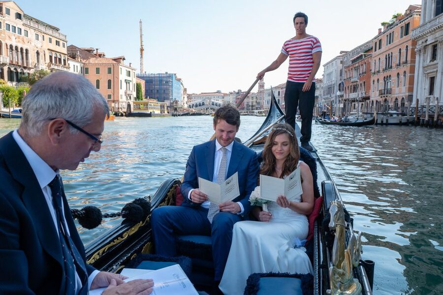 Grand Canal: Renew Your Wedding Vows on a Venetian Gondola - A Grand Canal Entrance Before the Ceremony