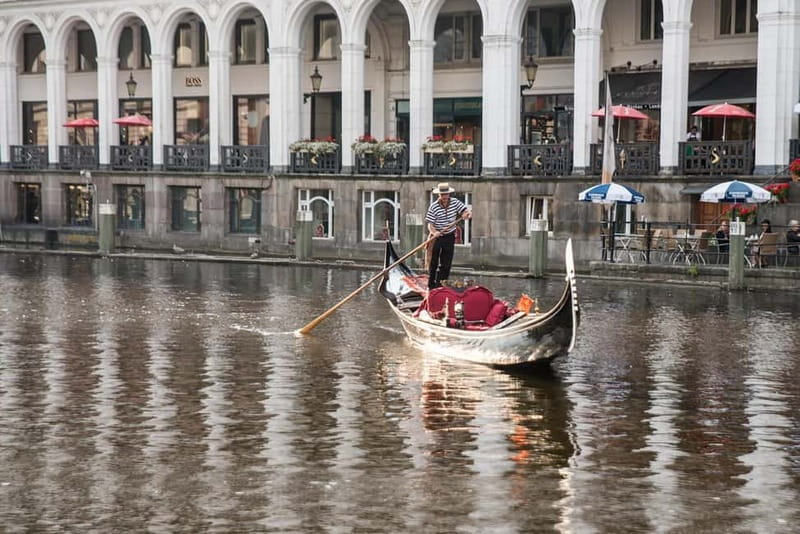 Hamburg Alster Lake romantic Tour in a Real Venetian Gondola - The opening stretch across the Binnenalster
