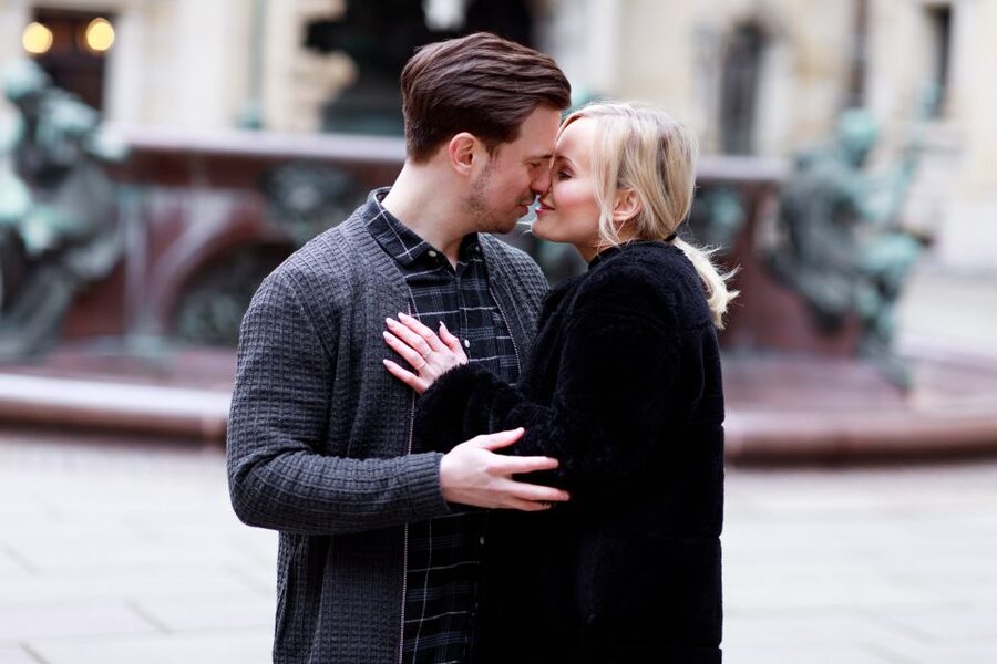 Hamburg: Private Couples' Photoshoot and Walking Tour - A Hamburg photo session that feels like a walk