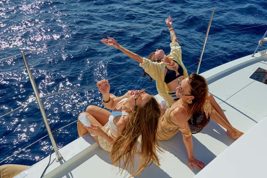 Heraklion: Dia Island Romantic Sunset Cruise with Wine - Crew service and comfort onboard