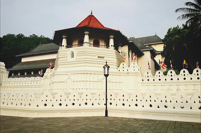 Kandy city tour for couple price - Cultural dance at Kandy Lake Club: one hour of performance